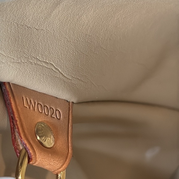 Authentic Louis Vuitton Houston tote in Monogram gold vernis leather - Picture 16 of 17